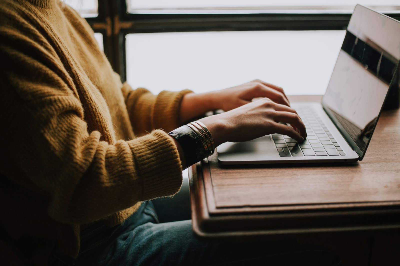 Uczeń uczący się z Polonkiem na laptopie